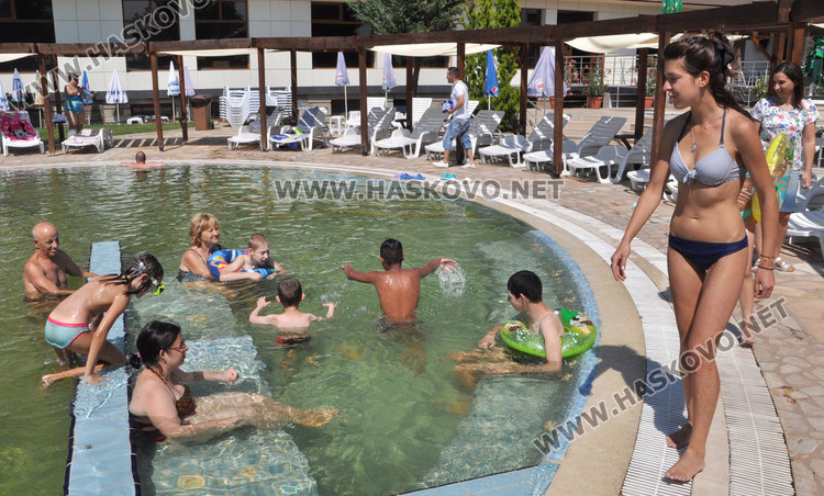 Коне и минерална вода лекуват деца с двигателни и психични проблеми