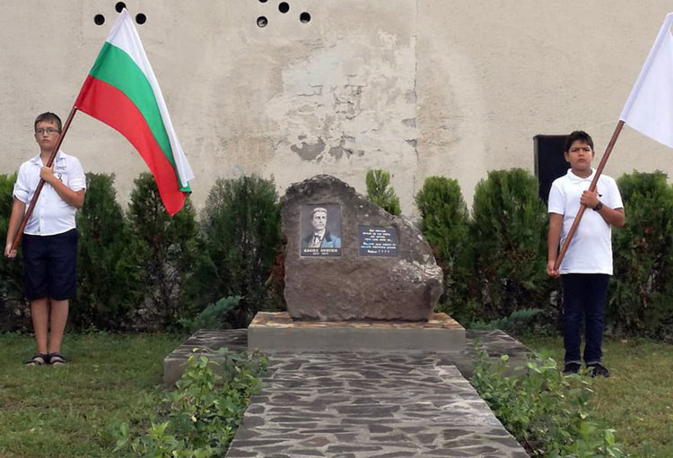 Откриха паметна плоча на Левски в Книжовник за годишнината му