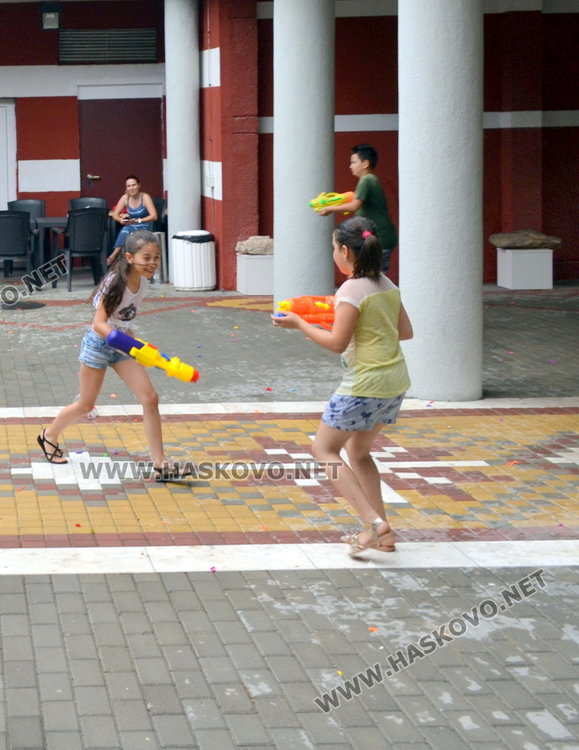 Разхлаждаща водна битка в центъра си устроиха малки и големи