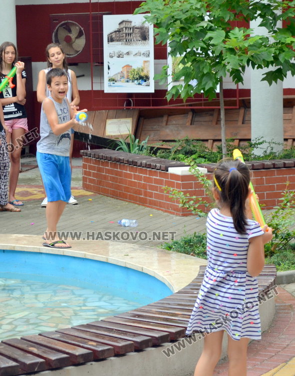 Разхлаждаща водна битка в центъра си устроиха малки и големи