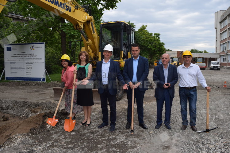 Серия от гафове и словесни закачки между кмет и областен на първата копка за санирането на Езиковата