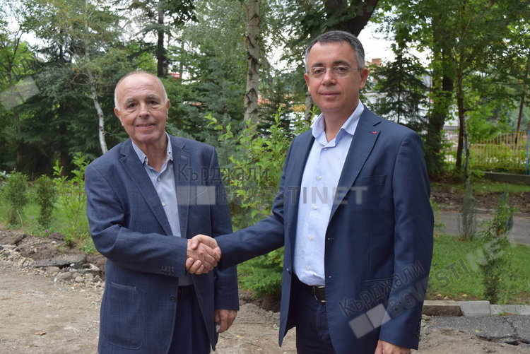 Серия от гафове и словесни закачки между кмет и областен на първата копка за санирането на Езиковата