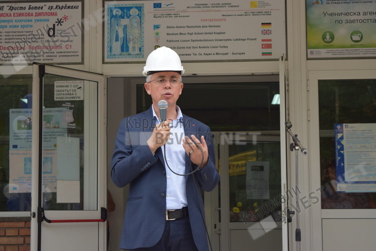 Серия от гафове и словесни закачки между кмет и областен на първата копка за санирането на Езиковата