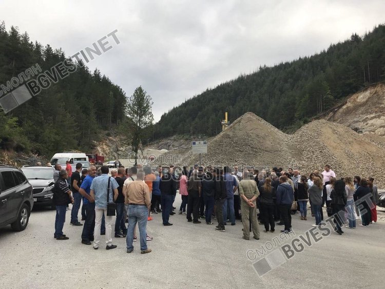 Протест събра недоволни заради затворения път Смолян-Мадан