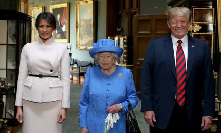 С брошката, подарена й от кралицата майка