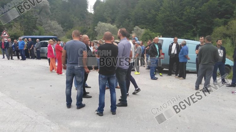 Протест събра недоволни заради затворения път Смолян-Мадан