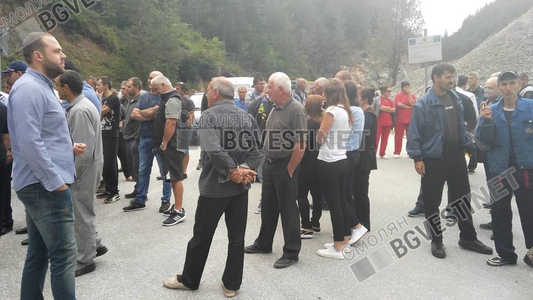 Протест събра недоволни заради затворения път Смолян-Мадан
