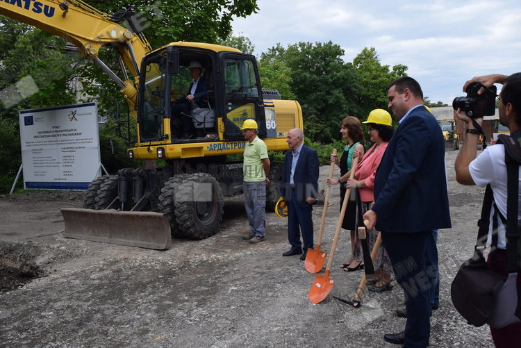 Серия от гафове и словесни закачки между кмет и областен на първата копка за санирането на Езиковата