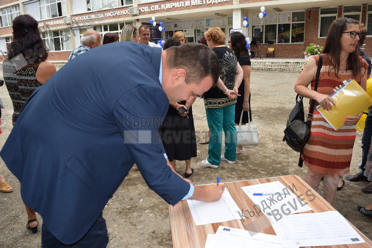Серия от гафове и словесни закачки между кмет и областен на първата копка за санирането на Езиковата