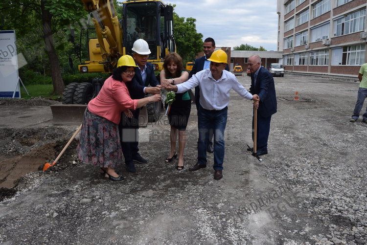 Серия от гафове и словесни закачки между кмет и областен на първата копка за санирането на Езиковата