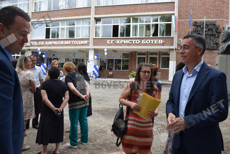 Серия от гафове и словесни закачки между кмет и областен на първата копка за санирането на Езиковата