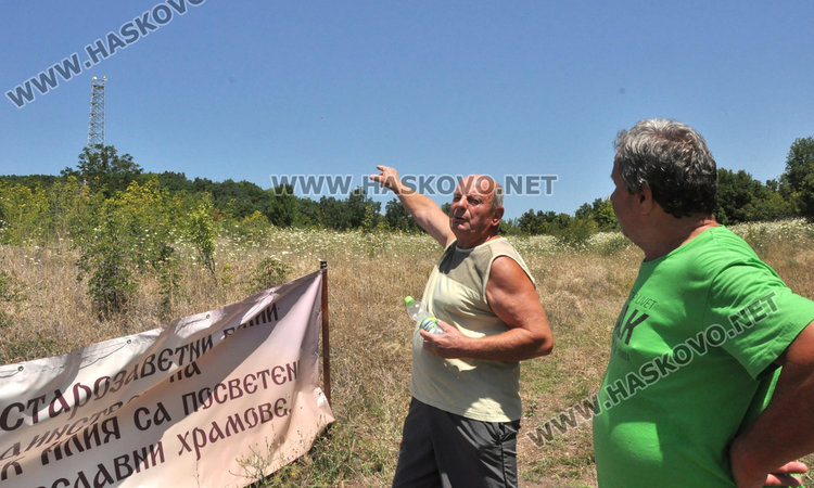 Димо Паунов показва къде огнените езици са изгаснали сами - на стотина метра от параклиса