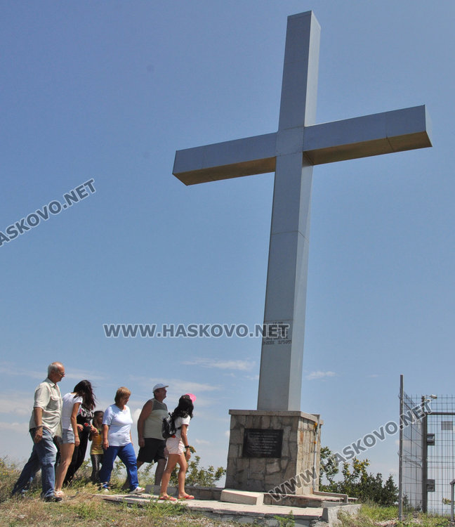 Огромен горски пожар спира сам на метри от храма ”Св. Илия” край Сираково
