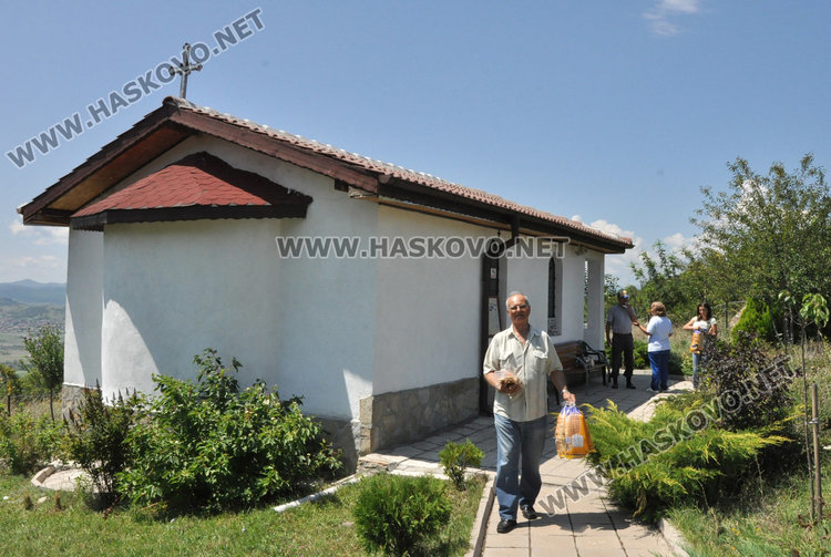 Огромен горски пожар спира сам на метри от храма ”Св. Илия” край Сираково