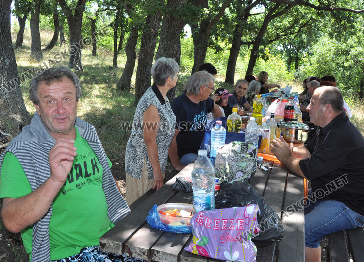 Огромен горски пожар спира сам на метри от храма ”Св. Илия” край Сираково