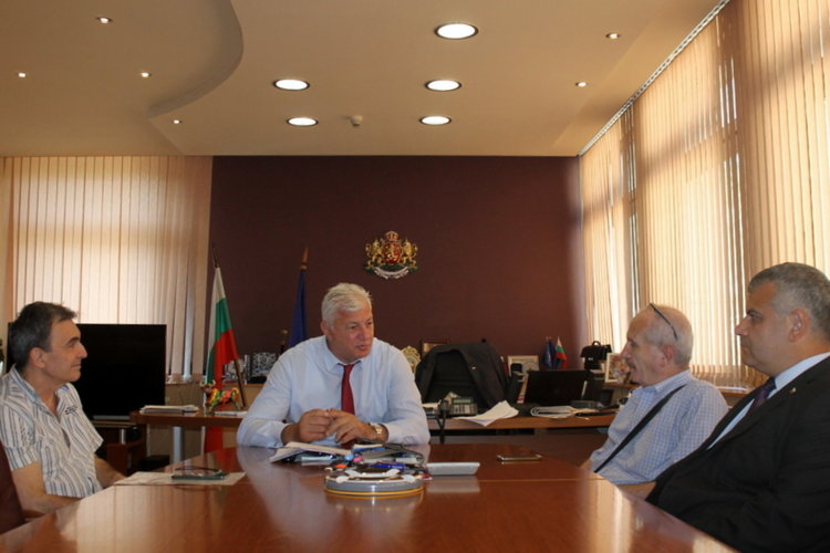 Пръскат пътища в областта като част от мерките срещу чумата