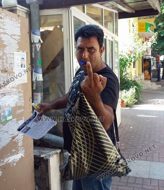 Читател: Ето наглеца, облепил града с парцаливи обяви