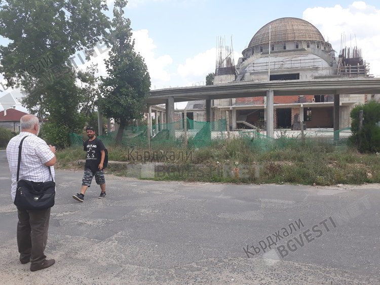 Журналисти от Одрин впечатлени от градящата се джамия в Кърджали
