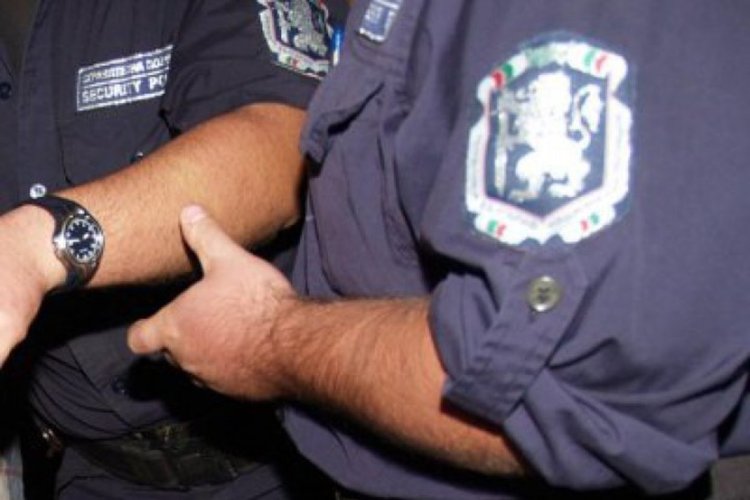 Кърджалиец удря полицай, джелбелчанин заплашва с убийство съпруга и дъщеря