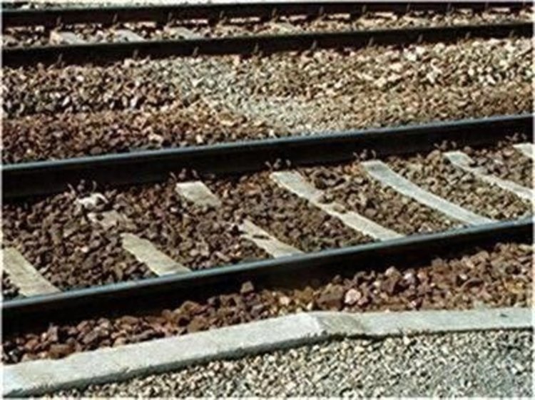 Влак блъсна жена в Любеново. Движението е спряно