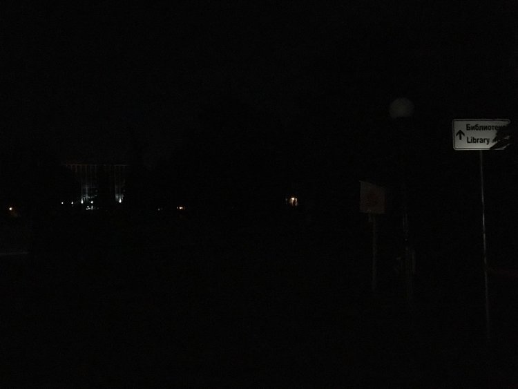 Парка пред градска библиотека, водещ към централната алея