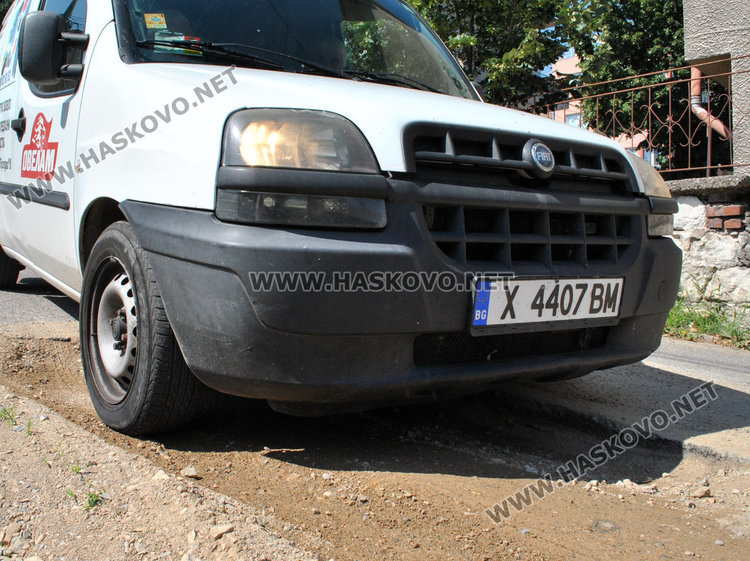 Пенсионер с колело падна в яма на ВиК в Хасково, оставена да слегне