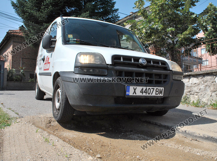 Пенсионер с колело падна в яма на ВиК в Хасково, оставена да слегне