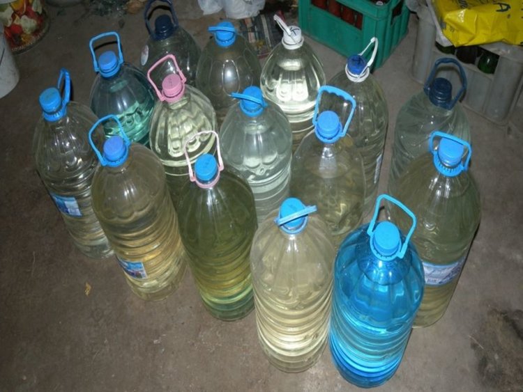 Конфискуваха ракията на кърджалиец, кътал 50 литра без документ