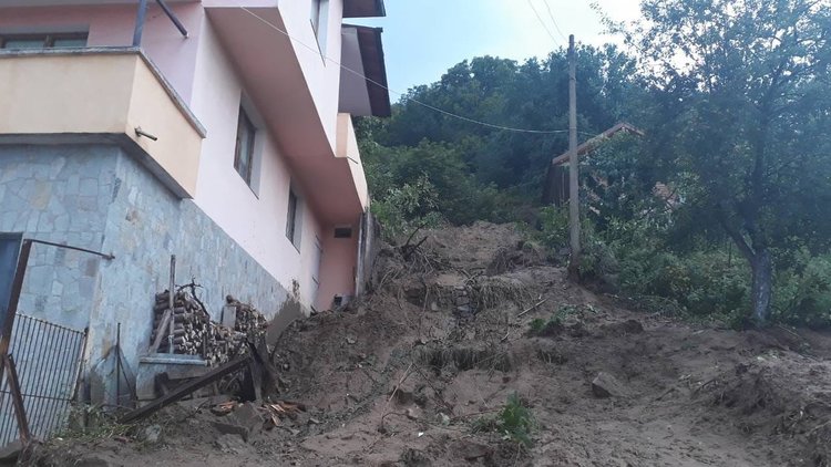 Градушка унищожи посевите в няколко села в Община Баните, тръгнаха свлачища