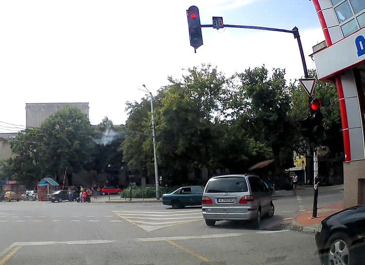 Читател: хасковлия пердаши през кръстовище на червен светофар (видео)