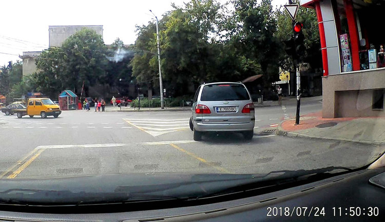 Читател: хасковлия пердаши през кръстовище на червен светофар (видео)