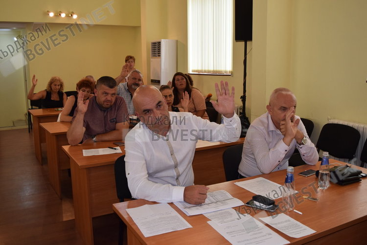 Опозицията в местния парламент обвини кмета Хасан Азис, че харчи безконтролно парите на данъкоплатците