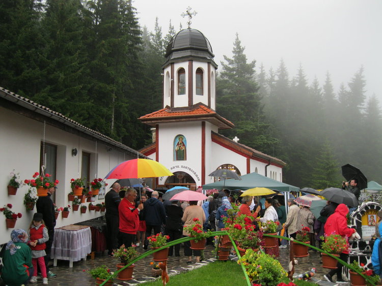 В манастира над Смолян почетоха светеца лечител, чиито мощ са пръснати по света, за да лекуват всички
