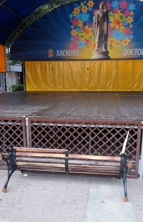 Хасковлия: Вандали вилняха в центъра, потрошиха сцената и пейки 