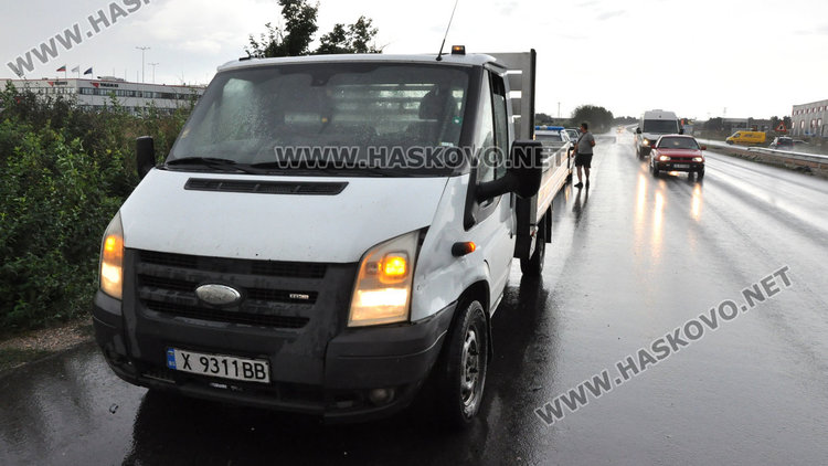 Млада шофьорка излетя в канавката на пътя за Димитровград