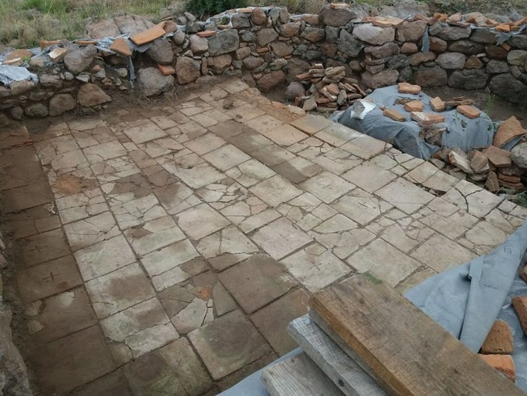 Тухления под на параклиса