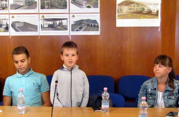 20 бесарабски българчета гостуват в Смолян, рецитират Вазов и Левски, покланят се на Родопската Шипка