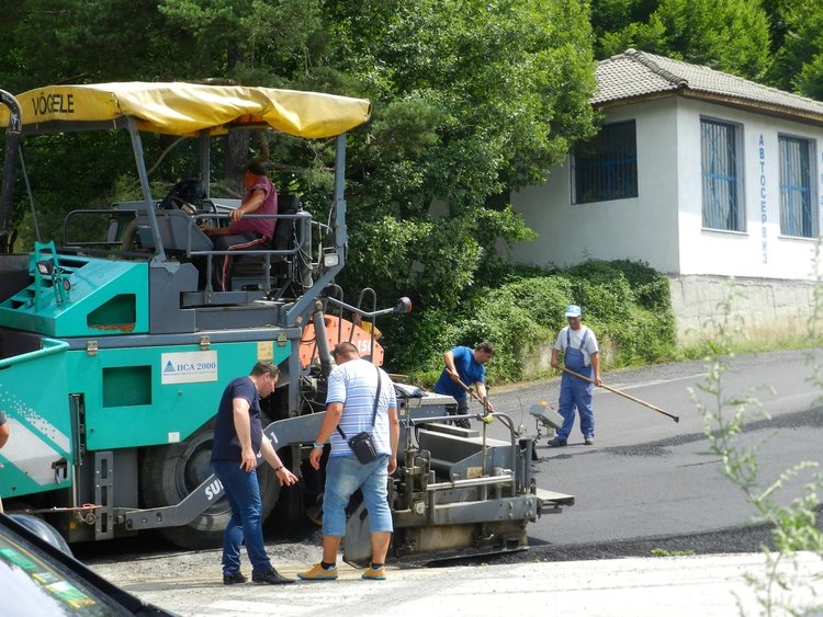 Родопско село се радва на ремонт на път, чакат го повече от 30 години