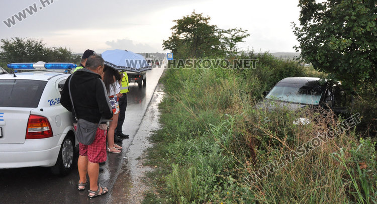 Млада шофьорка излетя в канавката на пътя за Димитровград