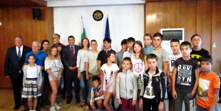 20 бесарабски българчета гостуват в Смолян, рецитират Вазов и Левски, покланят се на Родопската Шипка