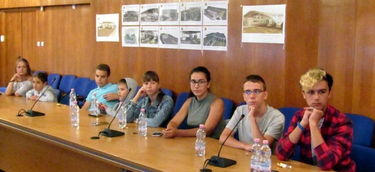 20 бесарабски българчета гостуват в Смолян, рецитират Вазов и Левски, покланят се на Родопската Шипка