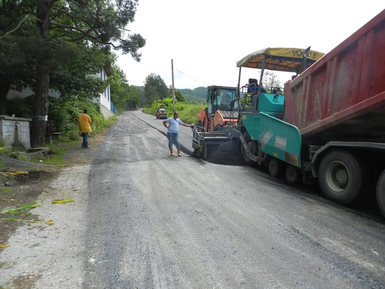 Родопско село се радва на ремонт на път, чакат го повече от 30 години