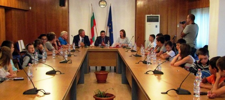 20 бесарабски българчета гостуват в Смолян, рецитират Вазов и Левски, покланят се на Родопската Шипка