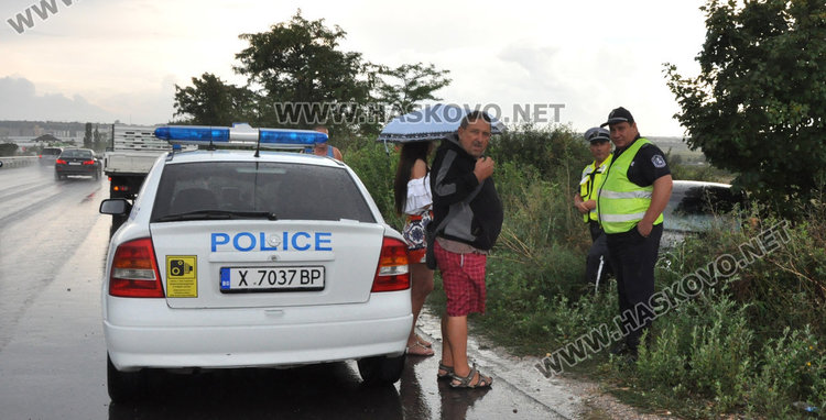 Млада шофьорка излетя в канавката на пътя за Димитровград