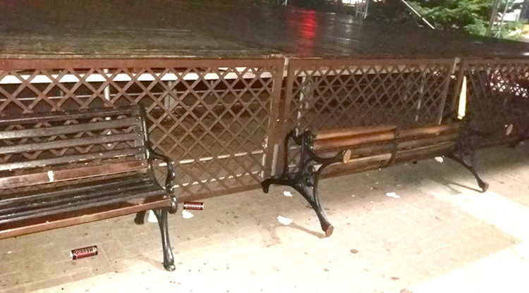 Хасковлия: Вандали вилняха в центъра, потрошиха сцената и пейки 