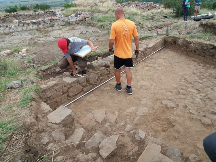 В Църквището е разкрит най-ранния манастирски комплекс в Тракия