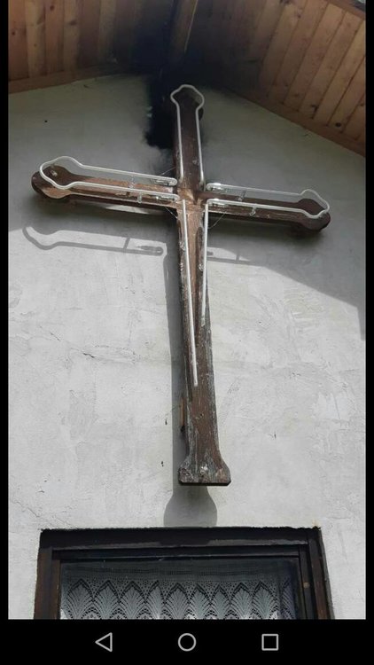 В Чепеларе: Едни строят екопътека към параклис, други чупят разпятието над входа