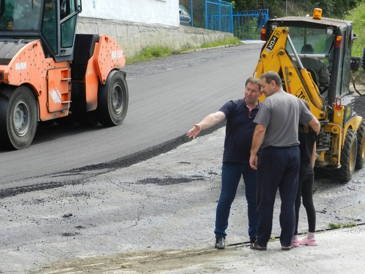 Родопско село се радва на ремонт на път, чакат го повече от 30 години
