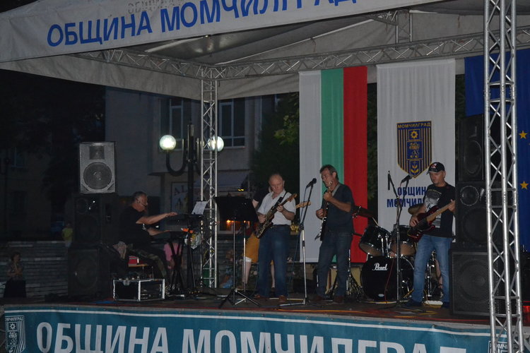 "Old School Band" свириха за почитателите на рока в Момчилград