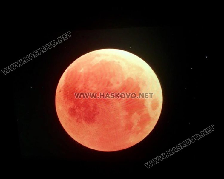 Десетки наблюдаваха кървавата луна от обсерваторията в Димитровград